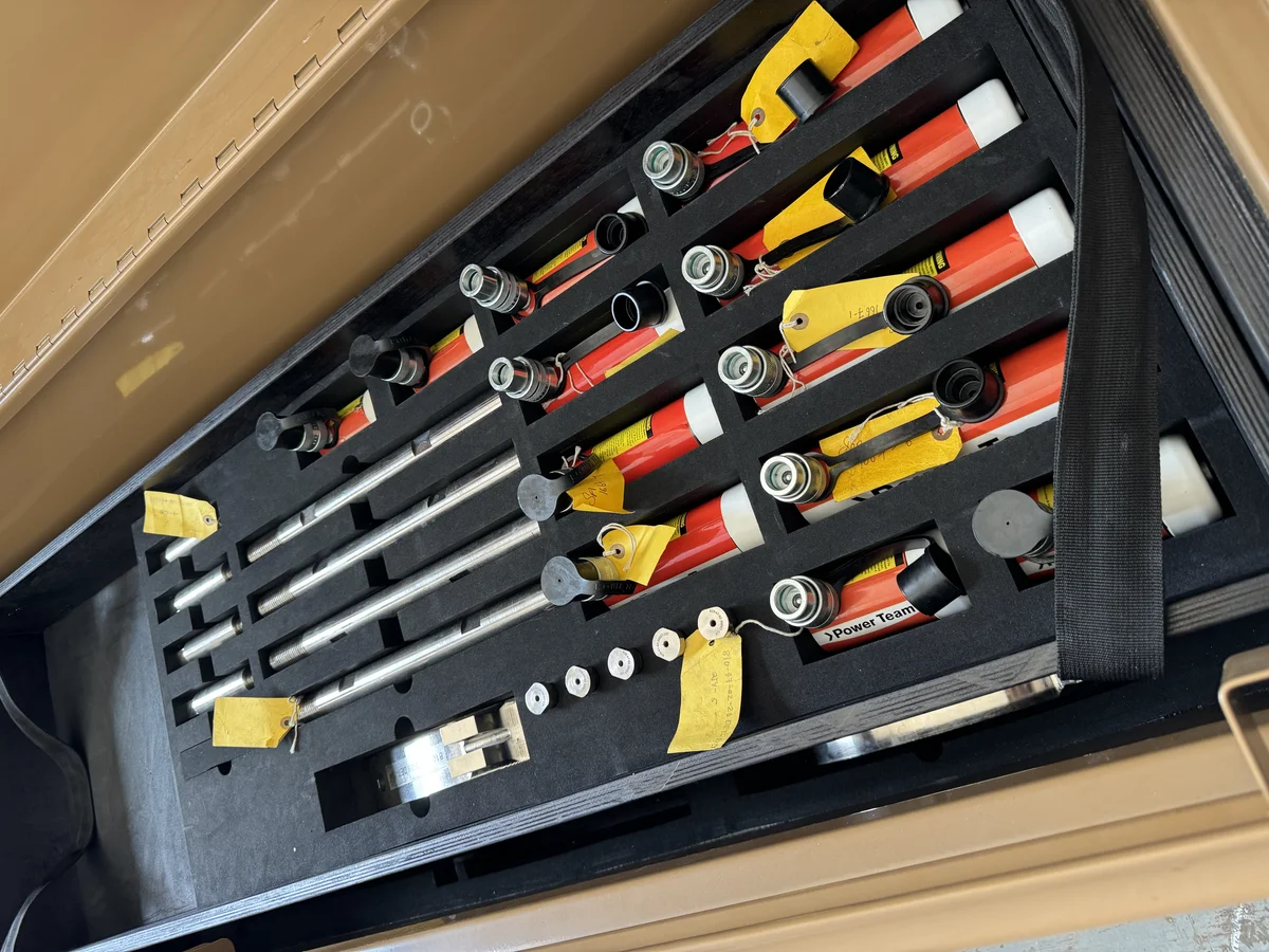 Two-tone tool control foam insert
